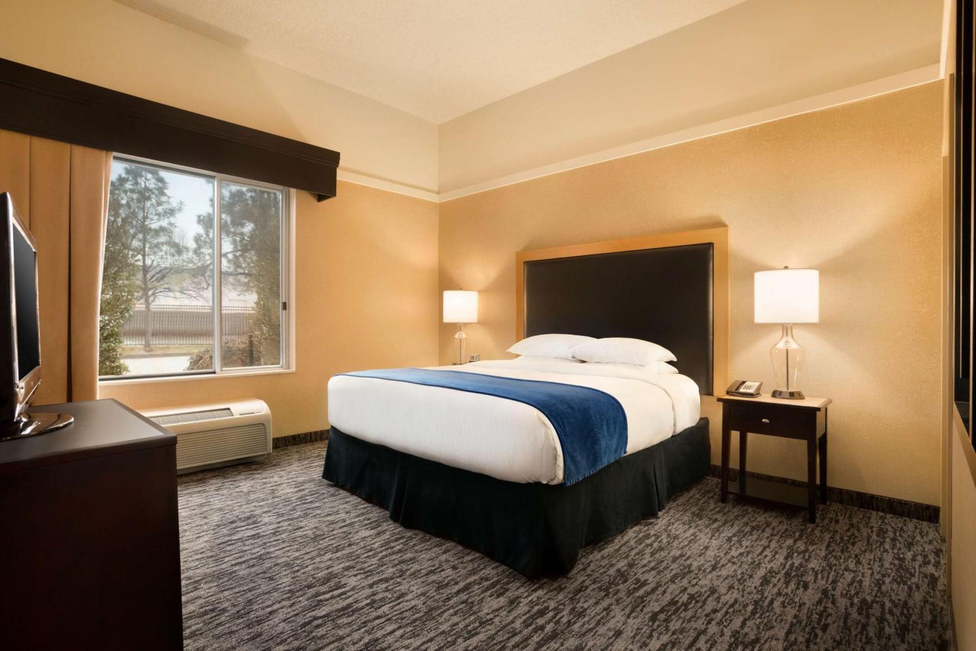 Doubletree By Hilton Hotel Oklahoma City Airport Экстерьер фото