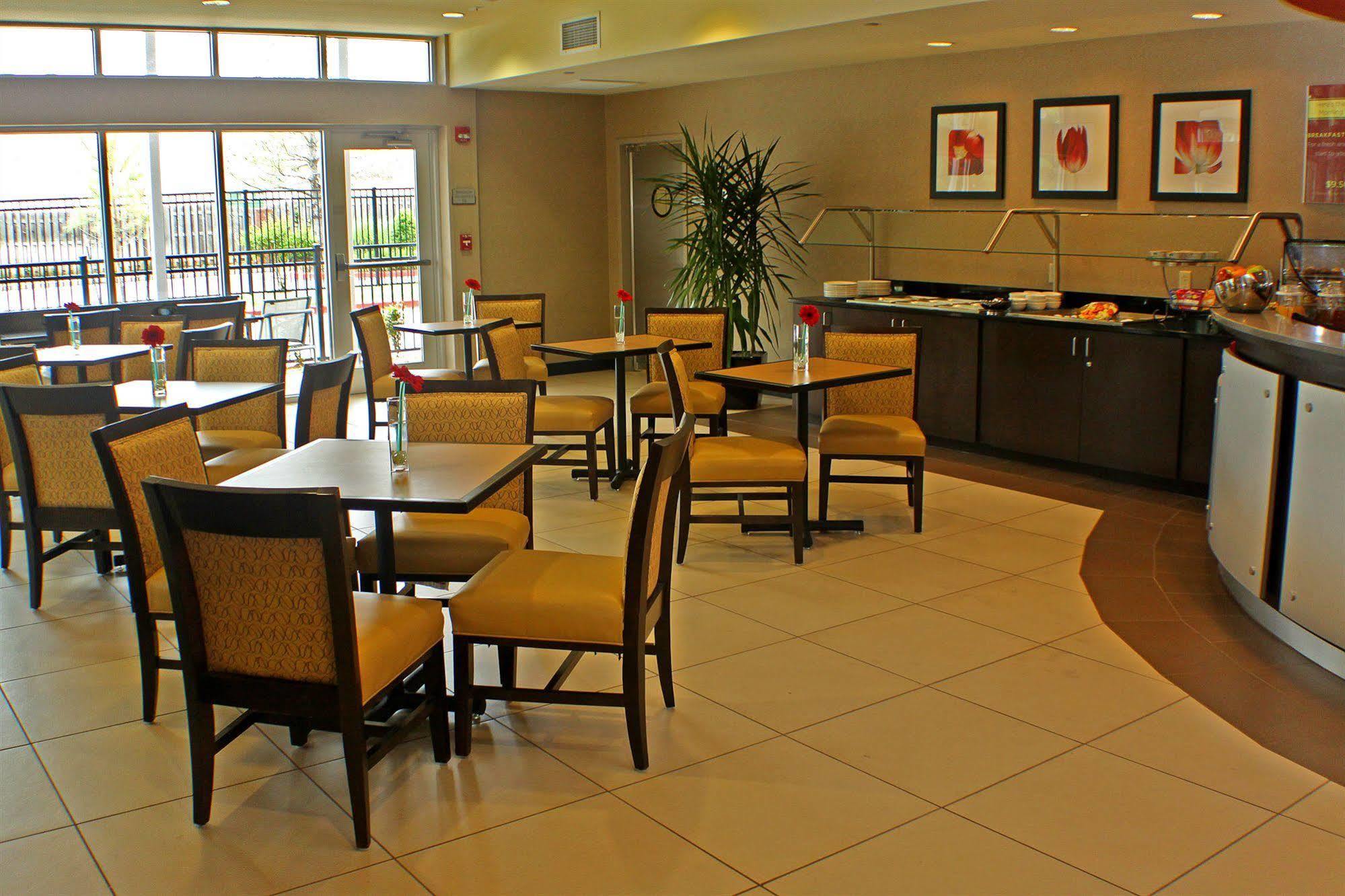 Doubletree By Hilton Hotel Oklahoma City Airport Экстерьер фото